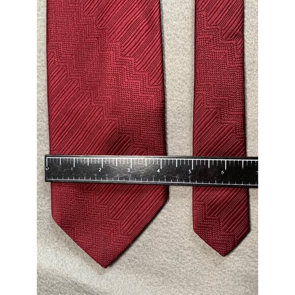 Red Polyester Mens Tie with Zigzag Pattern 4.5 Inch width Necktie - Picture 2 of 5